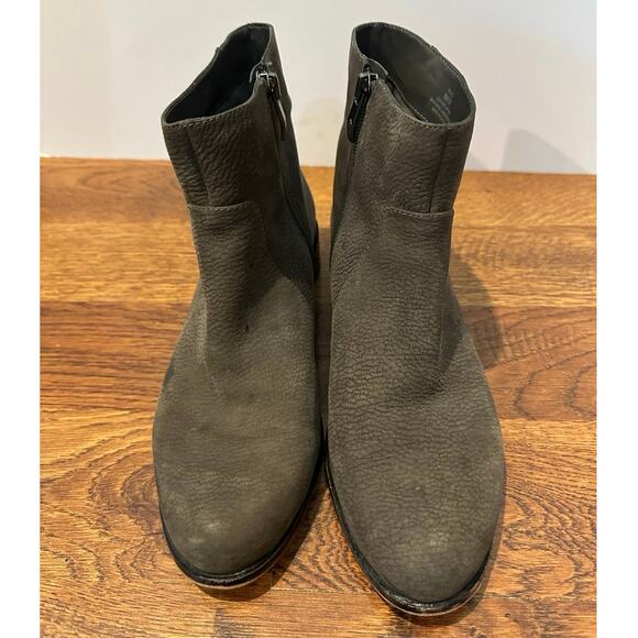 Vince Camuto Women’s Cici Gray Pebbled Leather Ankle Boots Size 9 Neutral Chic - Picture 3 of 12